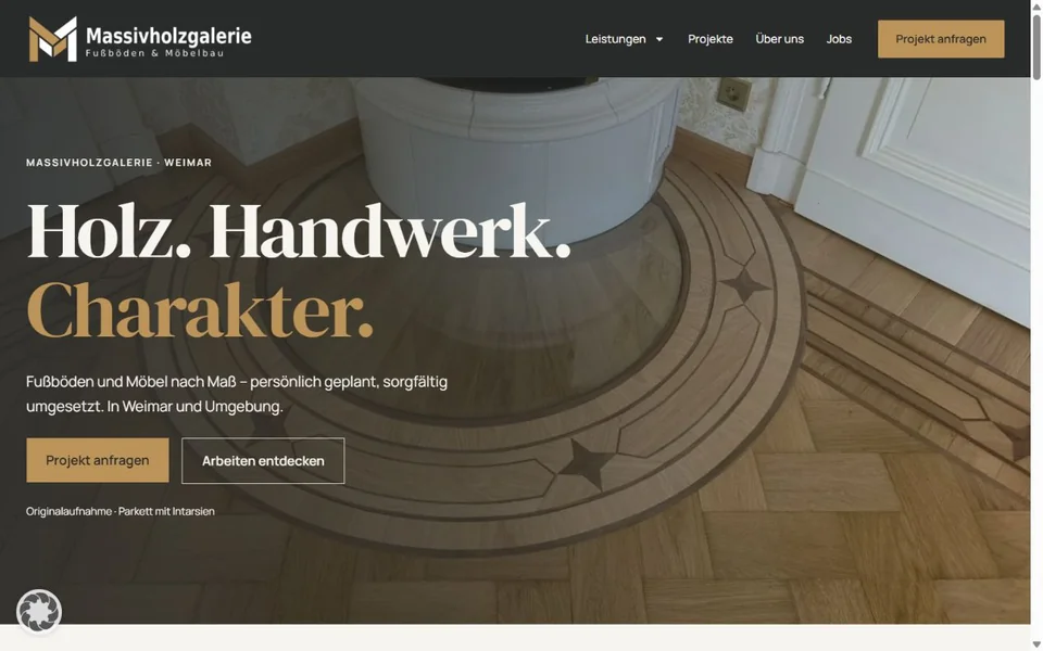 Screenshot der Massivholzgalerie-Website mit Navigation und dem Einstieg Holz. Handwerk. Charakter.